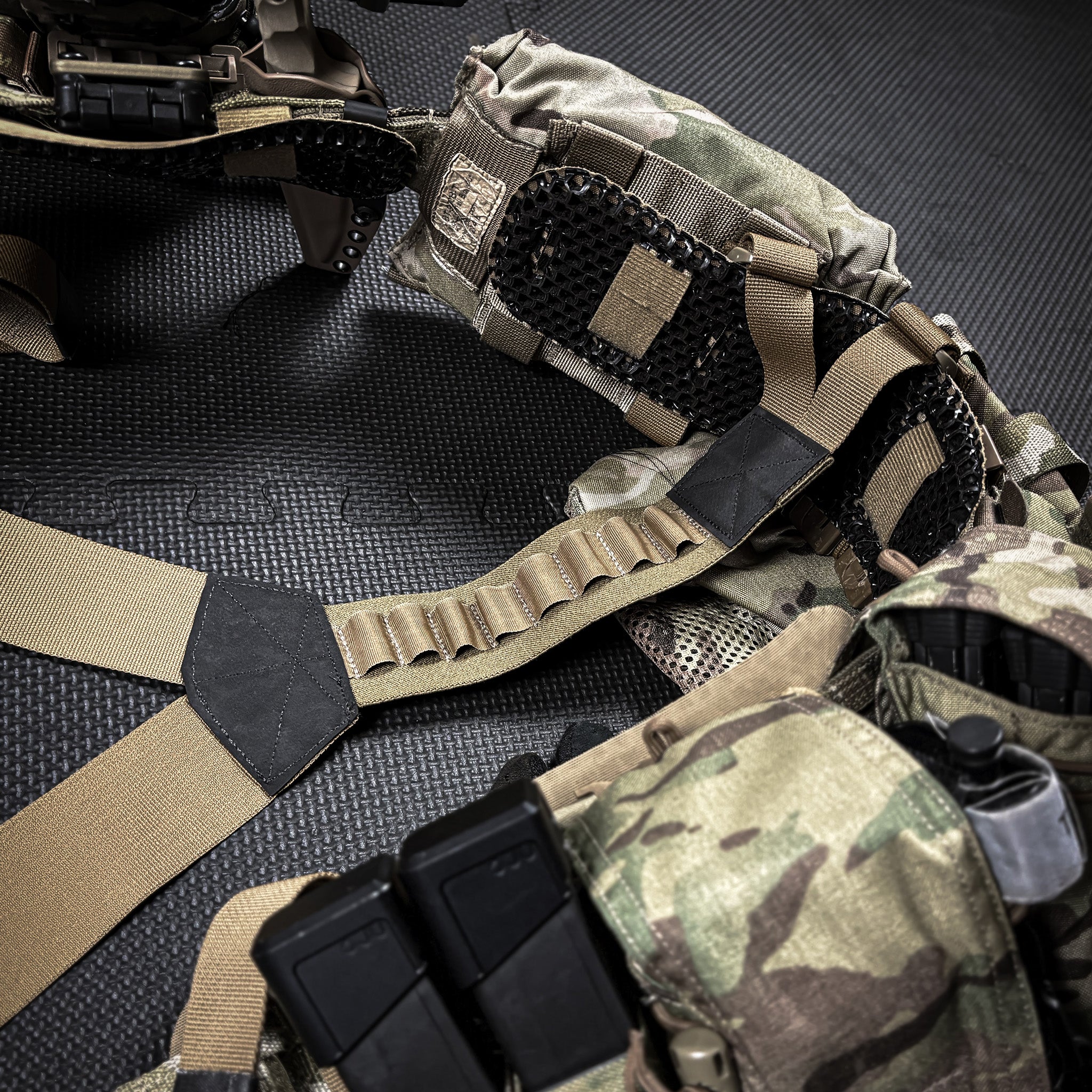 Top-down view of an ICEVENTS® kit showing three ventilated pads, OneWrap hook/loop tape, and placement guidance for even load distribution across the waist.