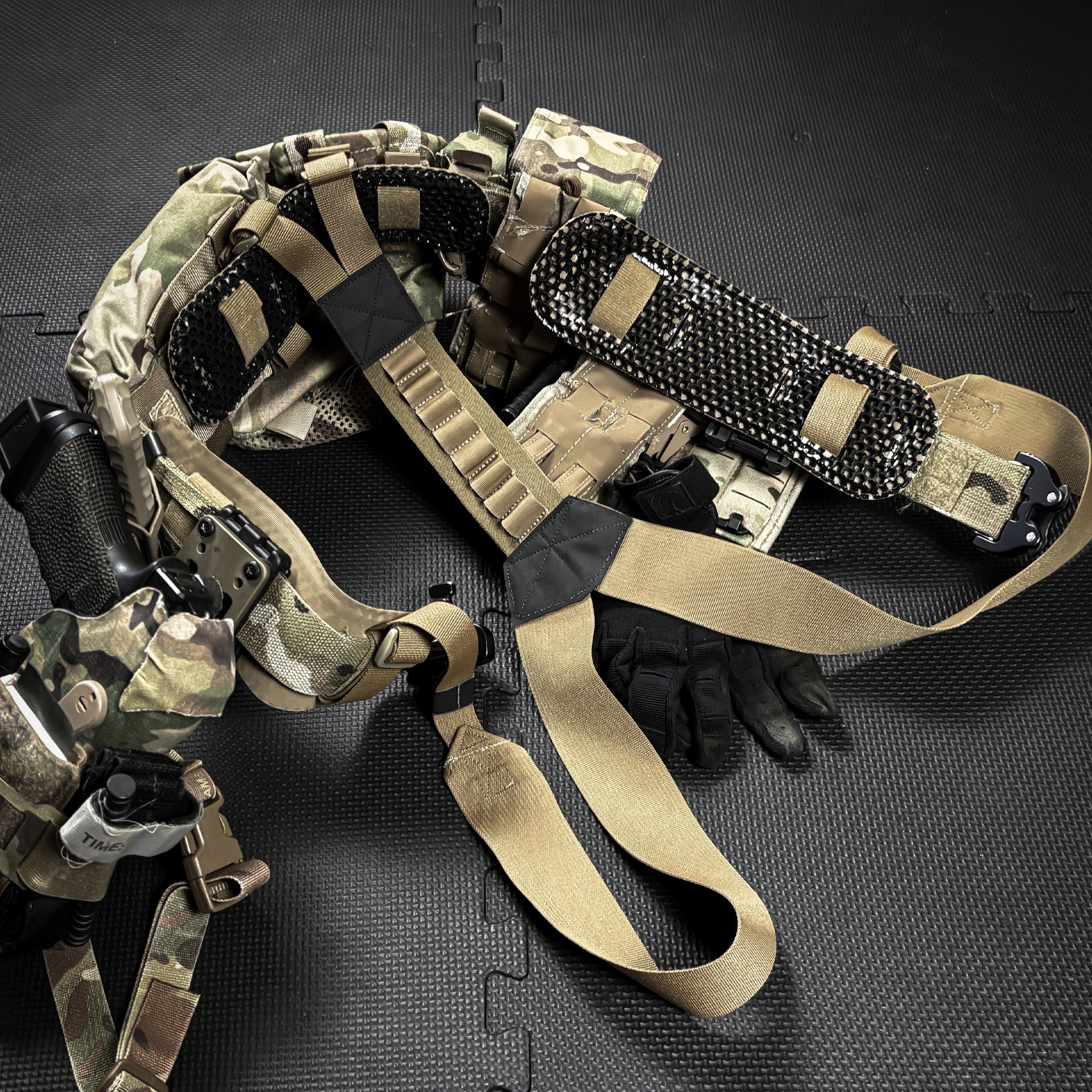 Illustration of ICEVENTS® pads installed on a duty belt demonstrating universal compatibility with pouches, keepers, and two-belt systems for mobility.