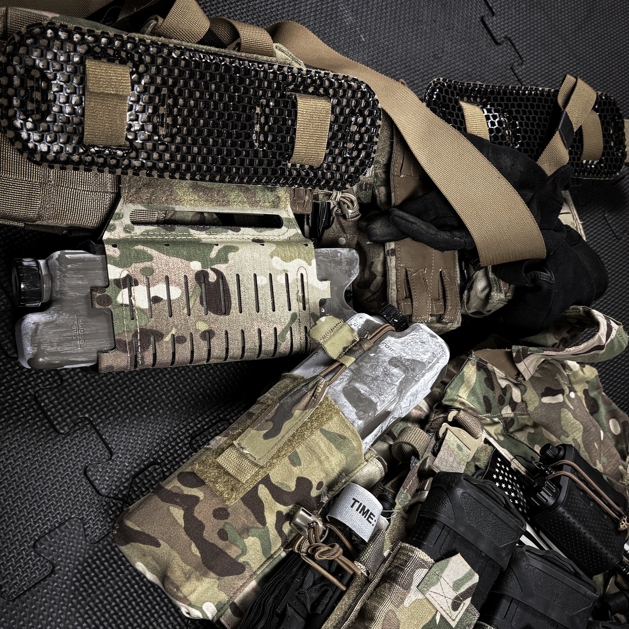 Product lifestyle image with ICEVENTS® pads on a duty belt worn over uniform fabric, demonstrating airflow channels and ergonomic contouring for long shifts.